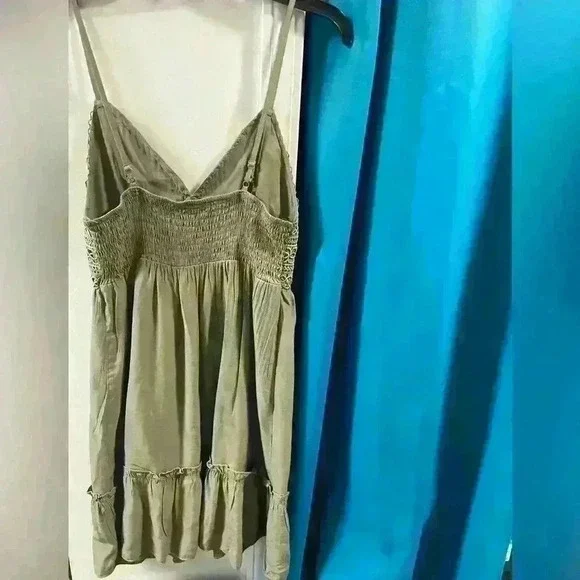 Green Dress - Picture 2 of 3